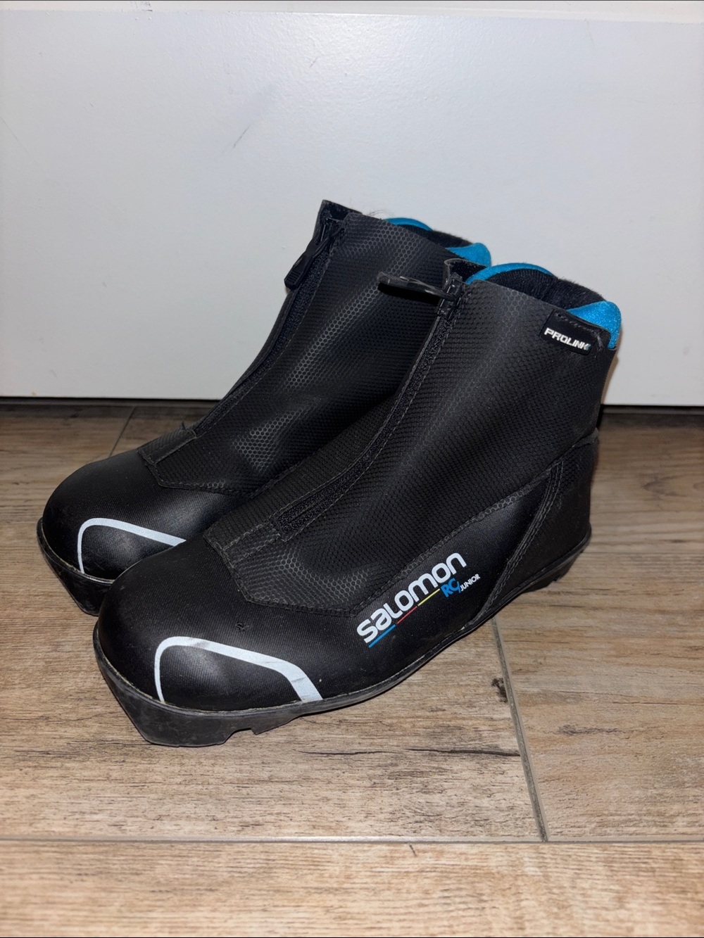 Salomon Nordic Ski Boots in Black with Blue Lining Size 2.5